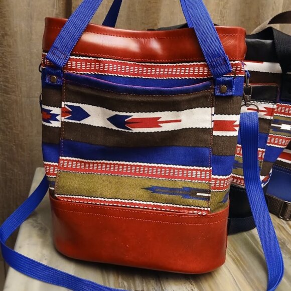 New Bucket Saddle Purse Crossbody Bag Southwestern Sarape Stripe Red White Blue - Picture 3 of 16